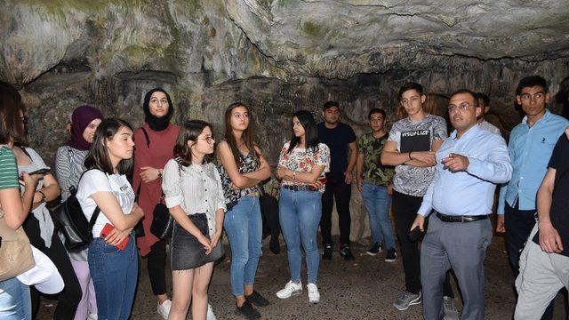 Tarsus’ta üniversiteye kayıt yaptıran öğrencilere şehir turu