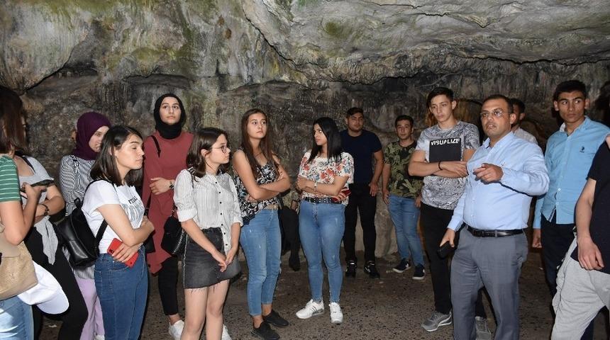 Tarsus&rsquo;ta &uuml;niversiteye kayıt yaptıran &ouml;ğrencilere şehir turu