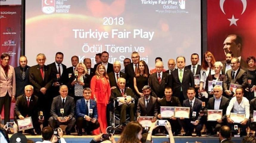 ME&Uuml; &Ouml;ğretim &Uuml;yesi G&uuml;m&uuml;ş&rsquo;e, T&uuml;rkiye Milli Olimpiyat Komitesinden Şeref Diploması