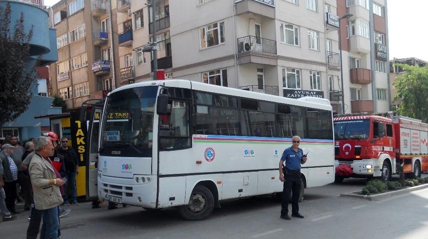 Otob&uuml;s&uuml;n altında kalan yaşlı adam metrelerce s&uuml;r&uuml;klendi