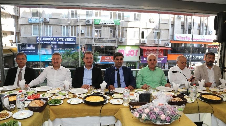 Kent y&ouml;neticileri &ccedil;arşı esnafı ile buluştu