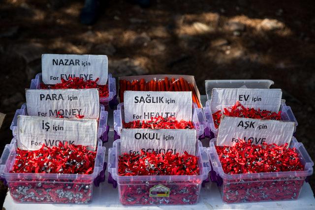 Aya Yorgi'ye dileklerinin kabul olması için tırmandılar