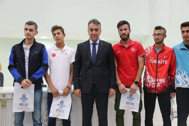 Bitlis Valisi, başarılı sporcuları altınla ödüllendirdi