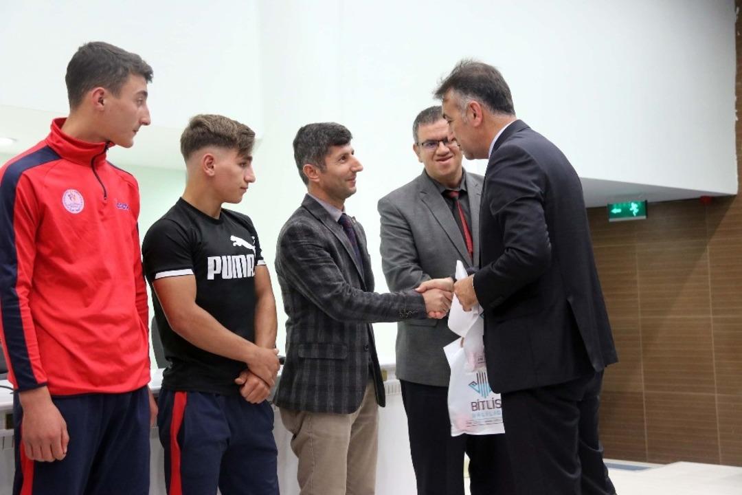 Başarılı sporcular altınla &ouml;d&uuml;llendirildi