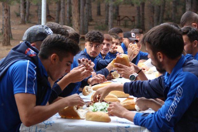 Karabükspor’a Safranbolu Kent Ormanı’nda moral yemeği