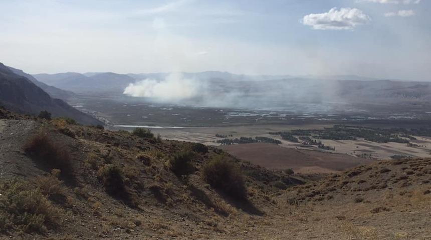 G&ouml;l&uuml;n ortasındaki sazlıkta yangın
