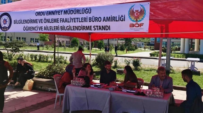 Polisten &uuml;niversite &ouml;ğrencilerinin yanında