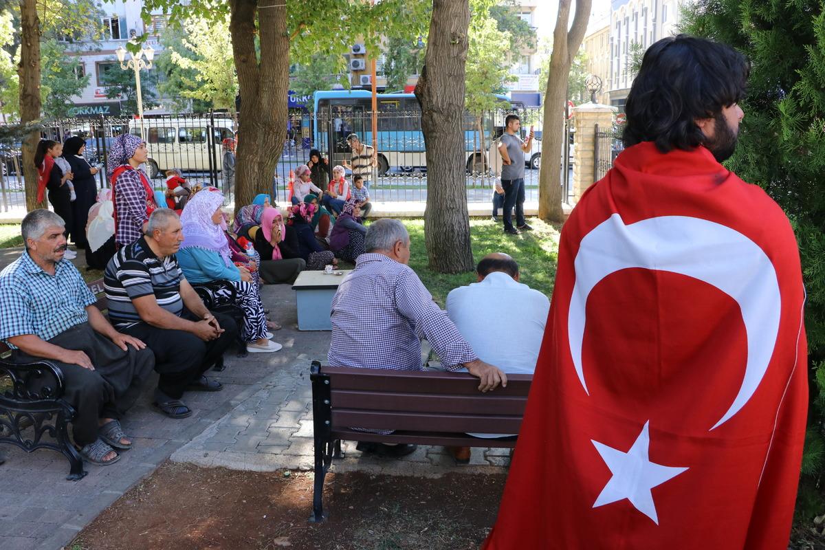 Şehit teğmenin cenazesi i&ccedil;in feryat ettiler