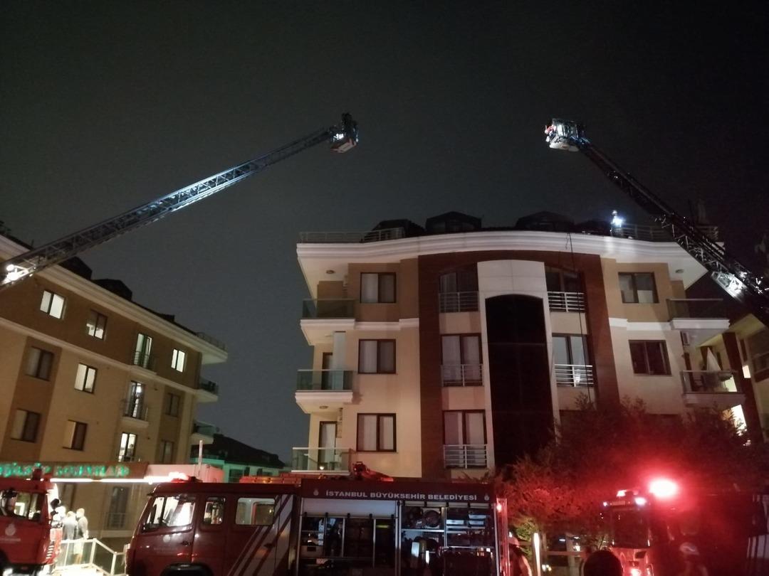 İstanbul'da l&uuml;ks sitede korkutan yangın!