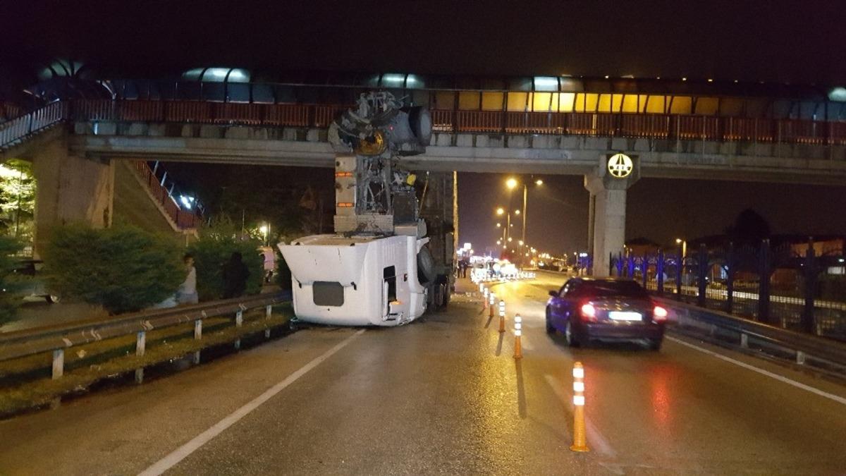 D&uuml;zce'de akılalmaz kaza! Havada takla atıp dikili kaldı!