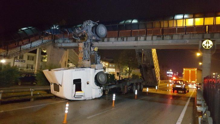 Düzce'de akılalmaz kaza! Havada takla atıp dikili kaldı! G4