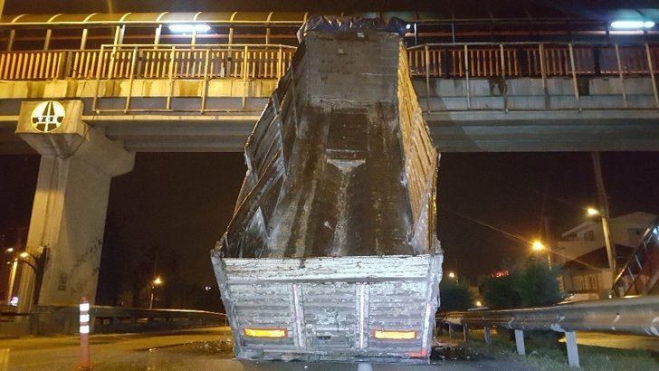 Düzce'de akılalmaz kaza! Havada takla atıp dikili kaldı! G3