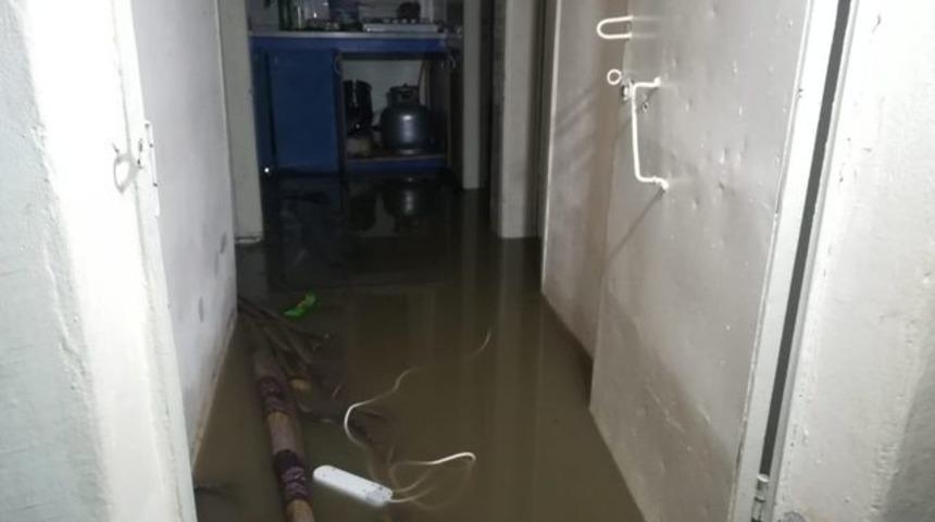 İzmir’de şiddetli sağanak! Cadde ve sokaklar göle döndü, evleri su bastı