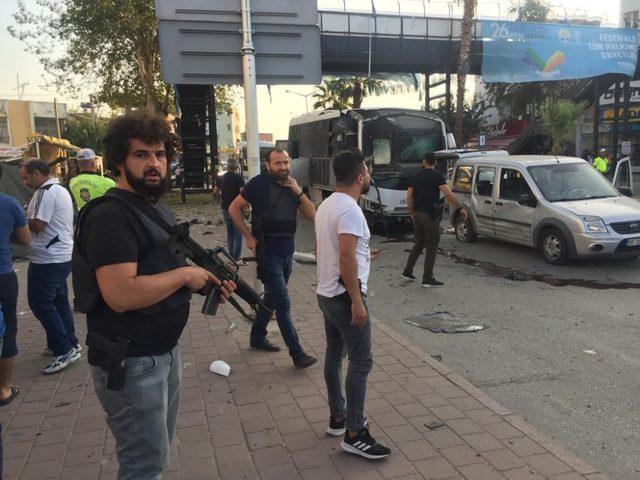 Adana’da çevik kuvvet servisine bombalı saldırı