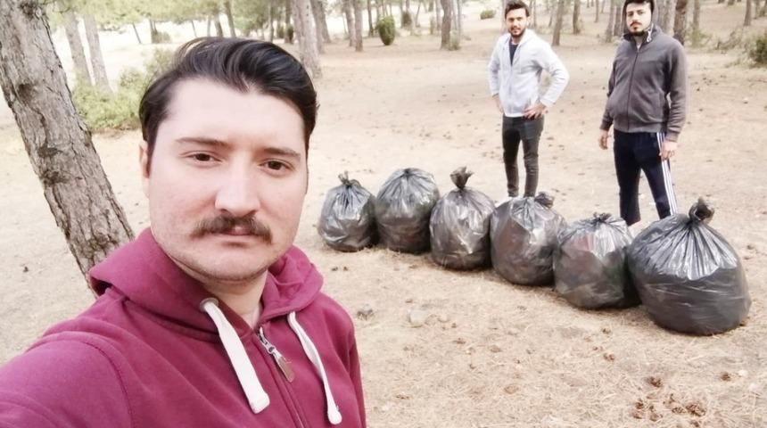 Bir saatte 40 kilogram çöp topladılar
