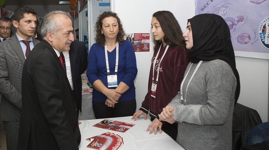 Atat&uuml;rk &Uuml;niversitesinden Liselere Akademisyen Eğitimi