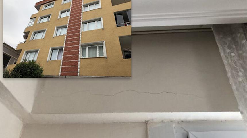 İstanbul'daki deprem sonrası Avcılar'da bir apartmanın dairesinde çatlaklar oluştur