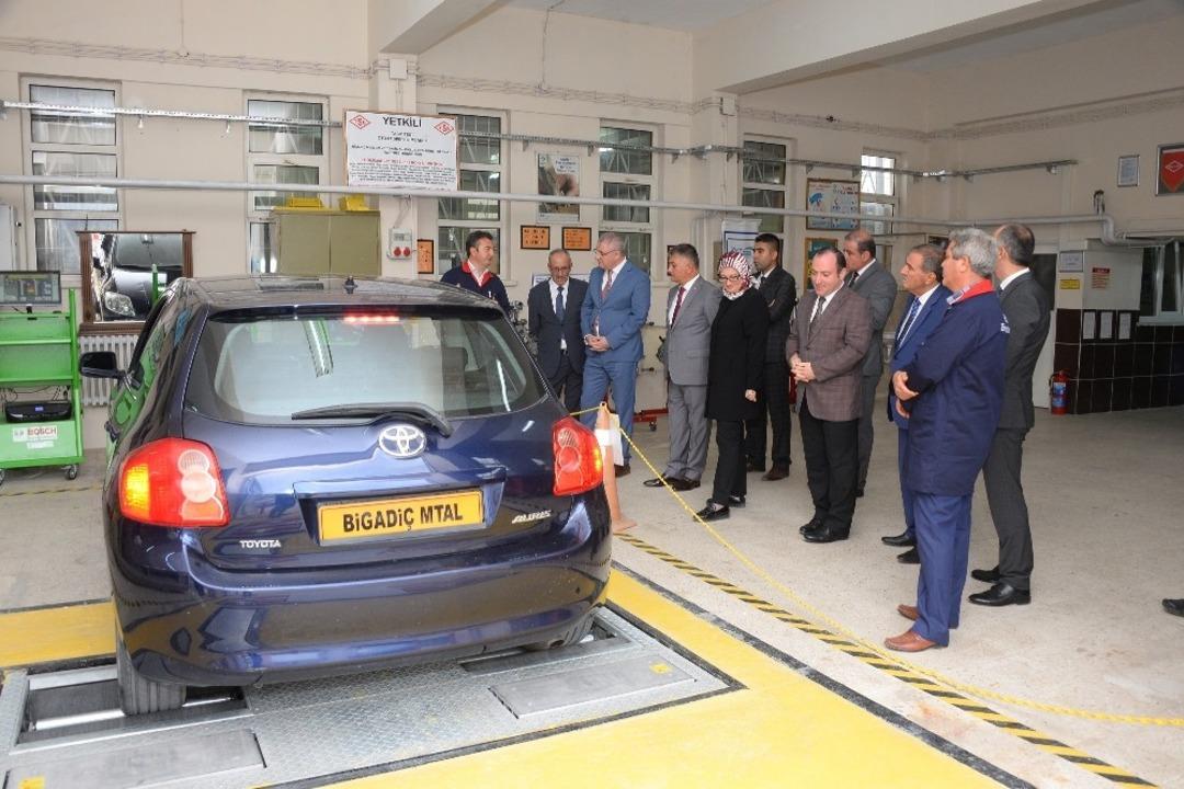 T&uuml;rkiye&rsquo;nin ilk ve tek oto test ve ekspertiz eğitimi veren okulu Bigadi&ccedil;&rsquo;te