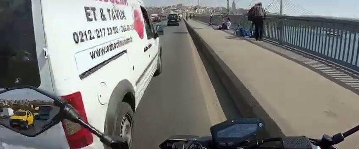 İstanbul'da motosiklet sürücüsü trafiği tehlikeye attı G1