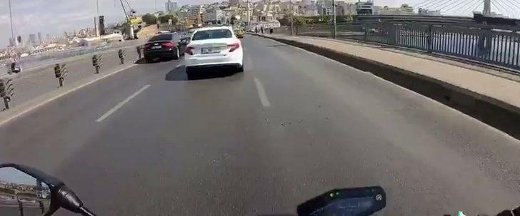İstanbul'da motosiklet sürücüsü trafiği tehlikeye attı G2