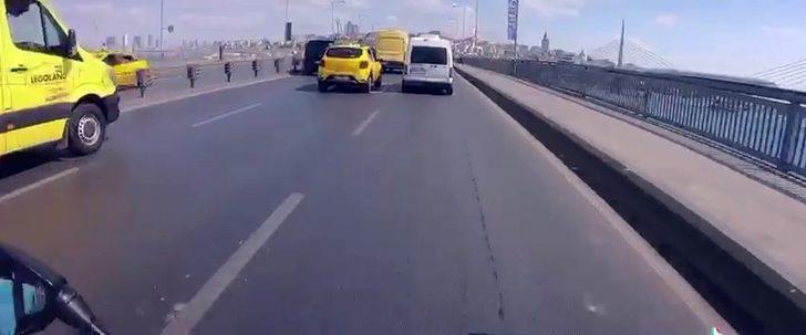 İstanbul'da motosiklet sürücüsü trafiği tehlikeye attı G4