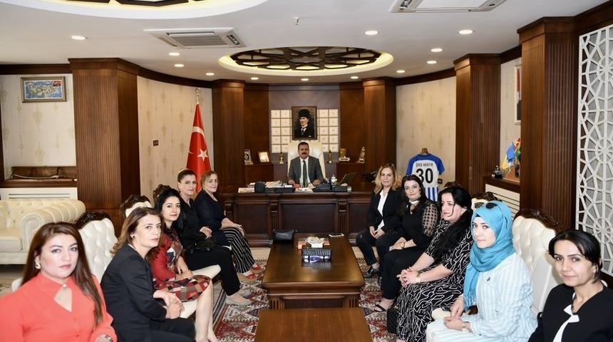 K&uuml;lt&uuml;r gezisinden d&ouml;nen kadınlardan Vali Akbıyık&rsquo;a ziyaret