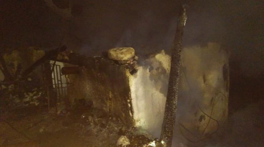 G&uuml;neş panelinin ak&uuml;s&uuml; bağ evini k&uuml;l etti