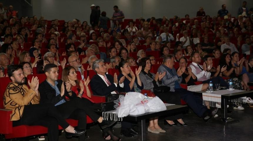 Zeki M&uuml;ren şarkılarla anıldı