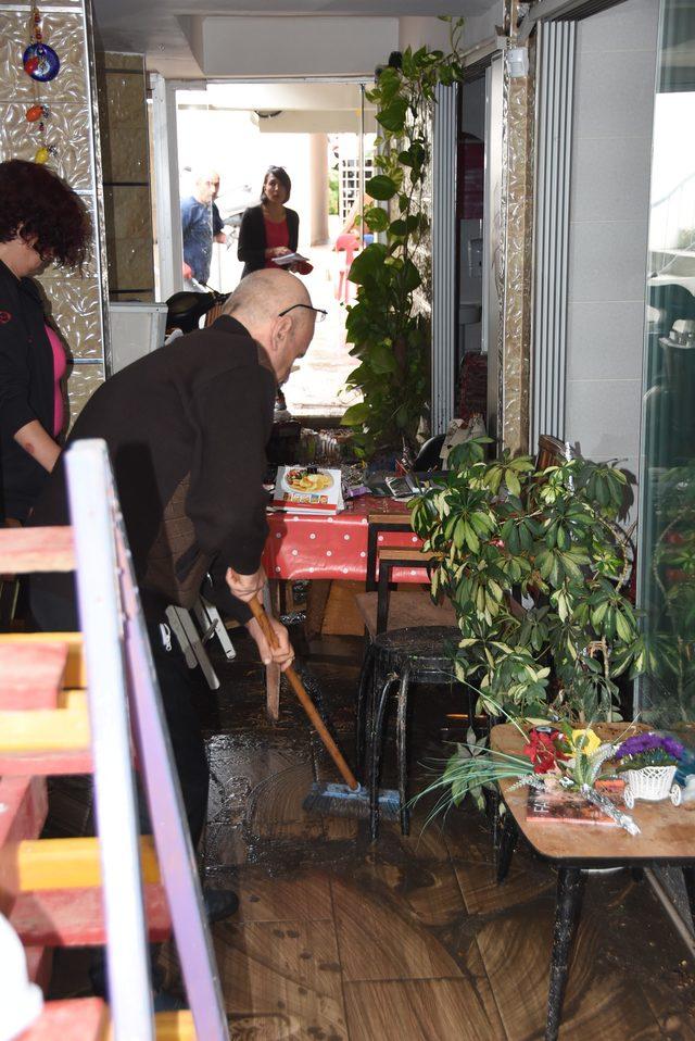 İzmir'i sağanak vurdu; Ev ve iş yerlerini su bastı