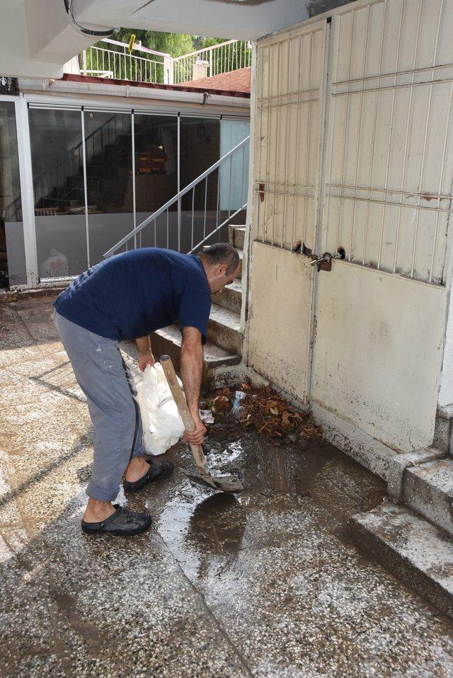 İzmir'i sağanak vurdu; Ev ve iş yerlerini su bastı