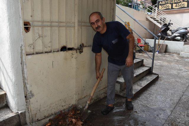 İzmir'i sağanak vurdu; Ev ve iş yerlerini su bastı