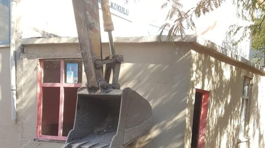 Bağlar Belediyesi &ccedil;ocuklar i&ccedil;in riskli olan kantini yıktı