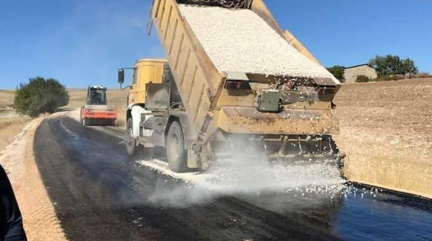 G&uuml;r&uuml;n&rsquo;de asfaltsız k&ouml;y yolu kalmadı
