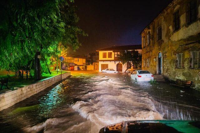 Milas'ı şiddetli yağmur vurdu