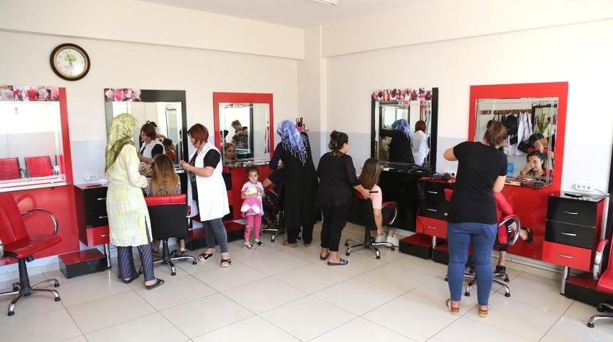 Ev kadınları meslek &ouml;ğreniyor