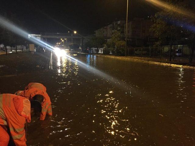 Belediye ekiplerinden su baskınlarına anında müdahale