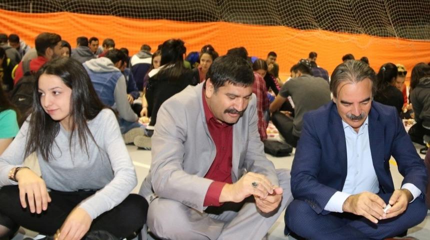 Rekt&ouml;r Bağlı, &ouml;ğrencilerle sabah kahvaltısında buluştu