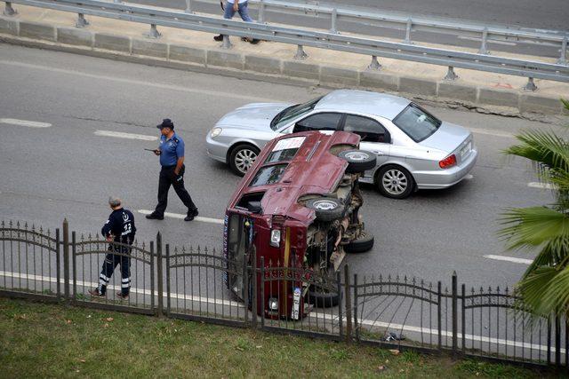 Panelvan minibüs devrildi, sürücü yarandı