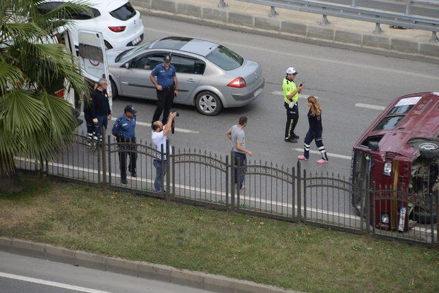 Panelvan minibüs devrildi, sürücü yarandı