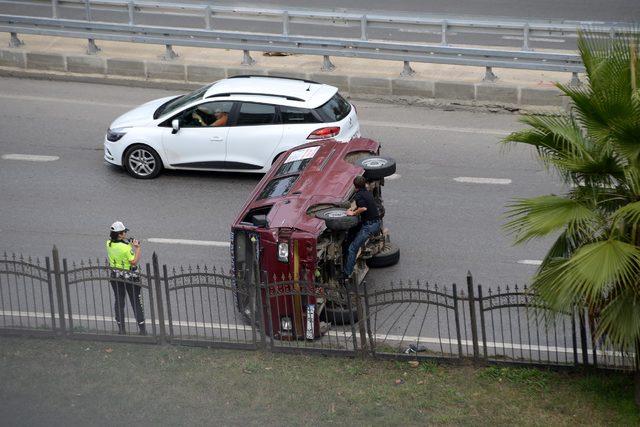 Panelvan minibüs devrildi, sürücü yarandı