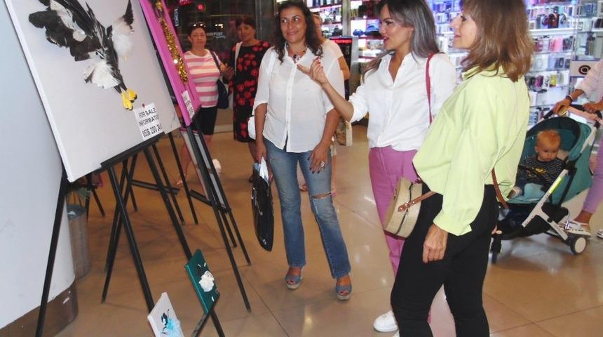 Tatile geldiği Marmaris&rsquo;ten d&ouml;nemeyen Kazak sanat&ccedil;ı sergi a&ccedil;tı