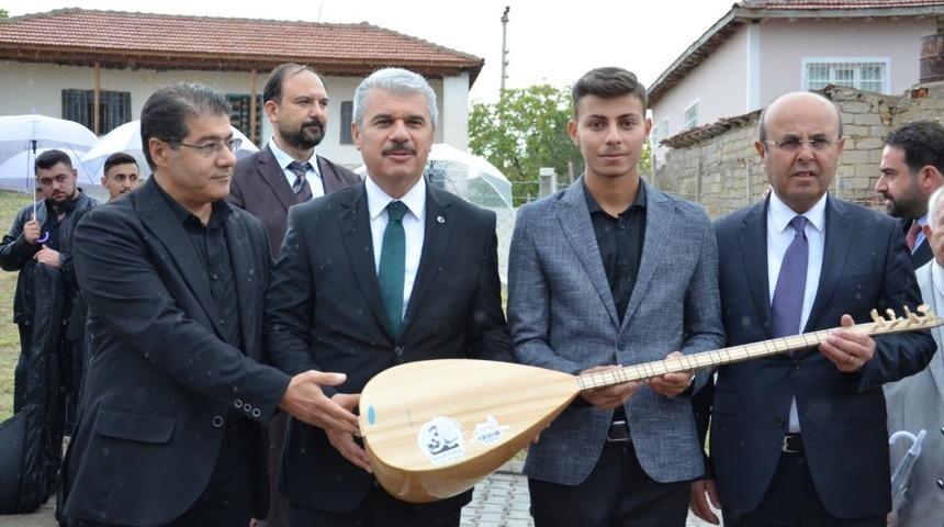 Neşet Ertaş&rsquo;ın oğlu H&uuml;seyin Ertaş: &ldquo;Ne yaparsan yap, işini aşk ile yap&rdquo;