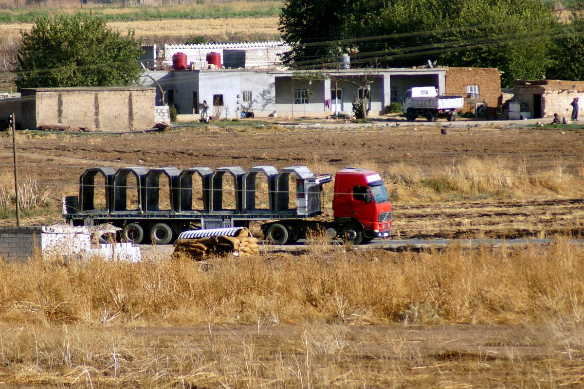 Ter&ouml;ristler kazdıkları t&uuml;nellere beton blok yerleştiriyor