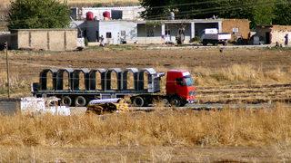 Teröristler kazdıkları tünellere beton blok yerleştiriyor