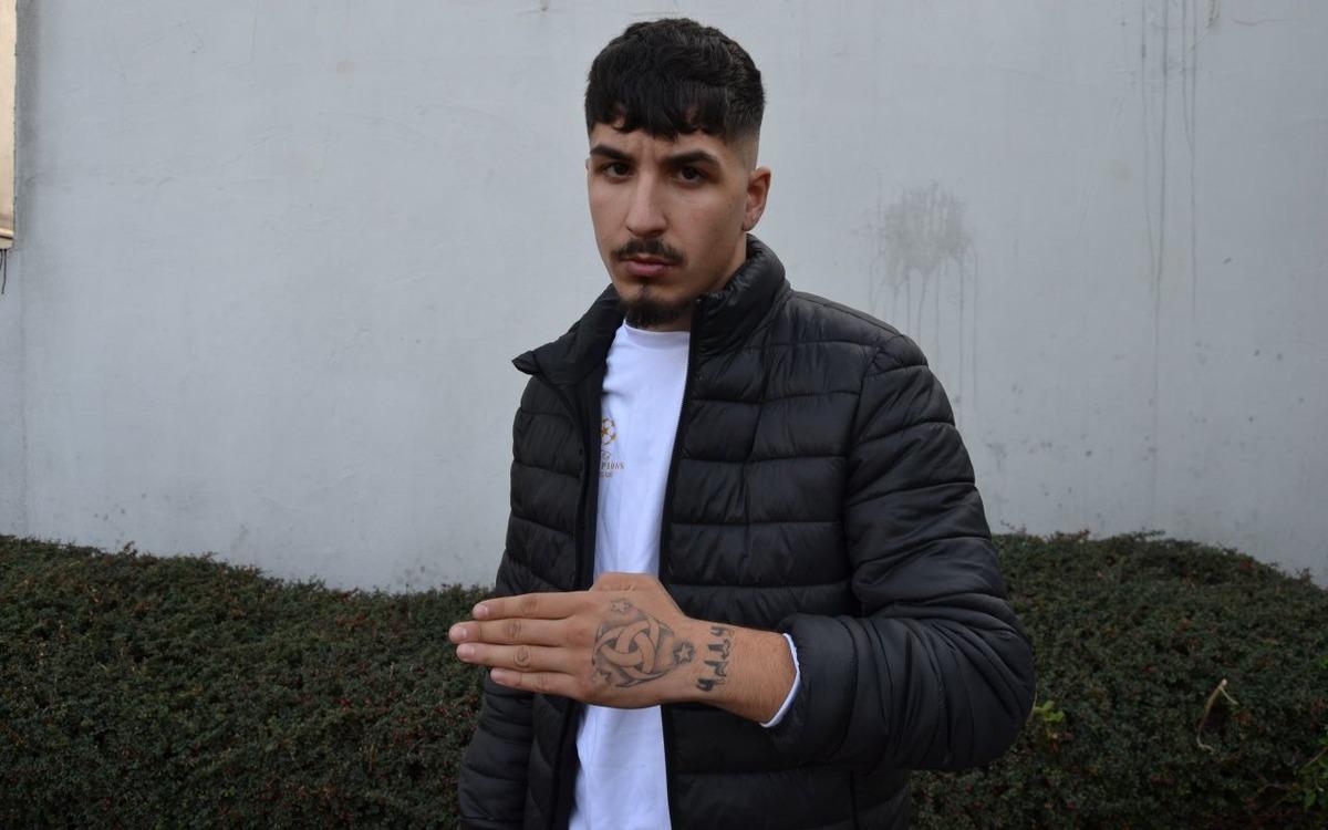 T&uuml;rk genci, d&ouml;vmesi y&uuml;z&uuml;nden okula almadı: 'Oğlumu kimseye yedirtmem!'