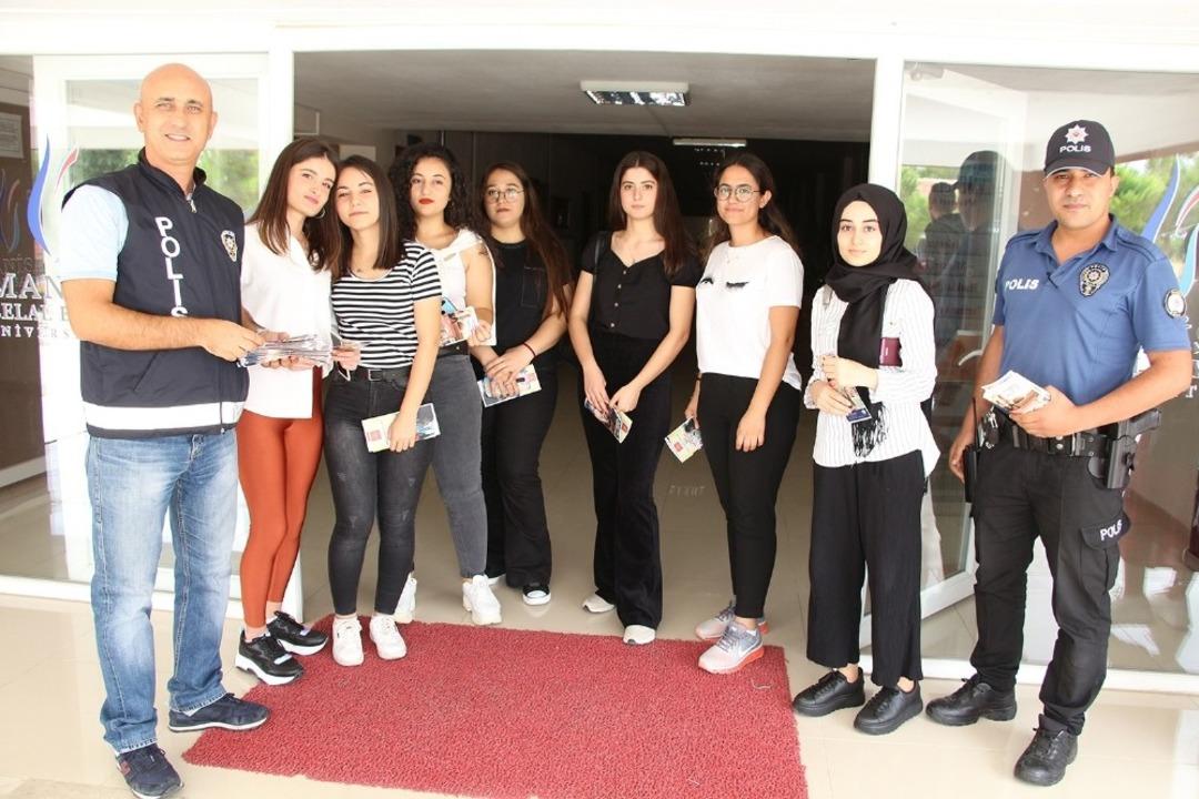 Kula İl&ccedil;e Emniyetten &ouml;ğrencilere bilgilendirme broş&uuml;r&uuml;