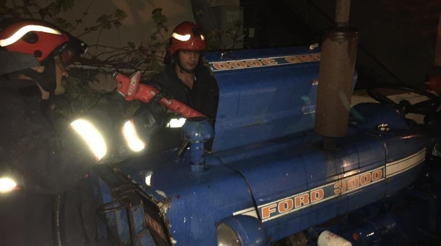 Kontağı a&ccedil;ık unutulan trakt&ouml;r&uuml;n elektrik aksamı alev aldı