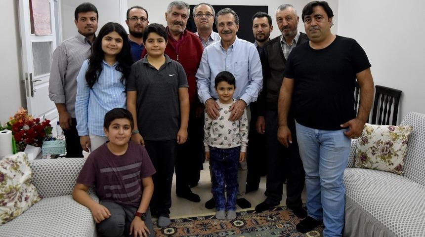 Başkan Ata&ccedil; evlere konuk olmaya devam ediyor