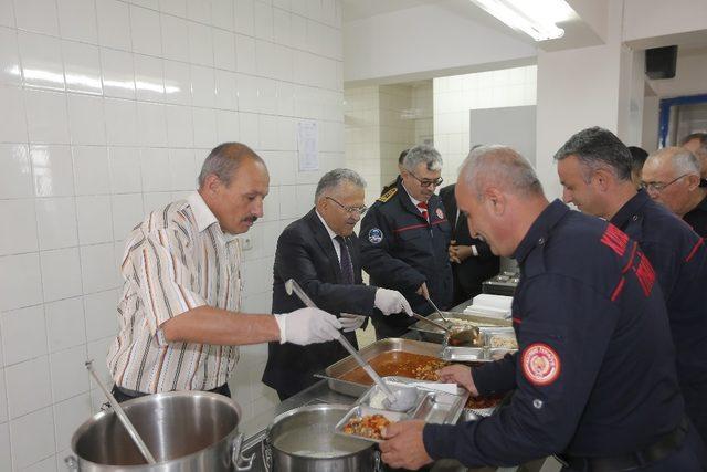 Başkan Büyükkılıç, itfaiye teşkilatıyla