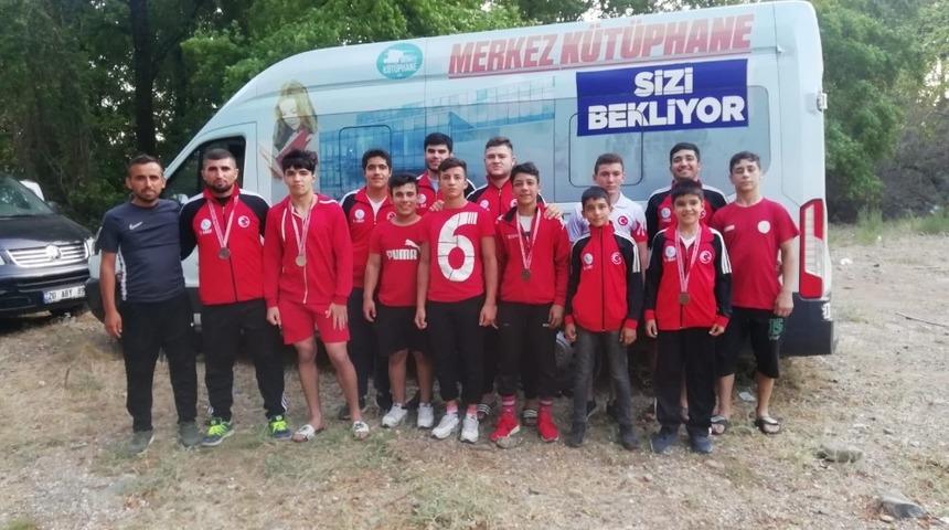 Merkezefendili 5 g&uuml;reş&ccedil;i yarışmadan derece ile d&ouml;nd&uuml;